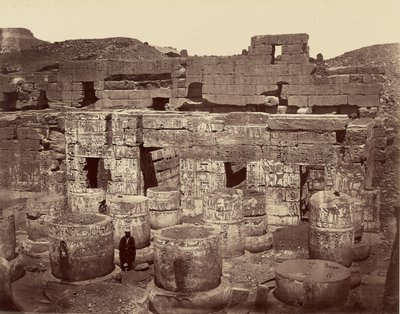 3. dziedziniec Wielkiej Świątyni w Medinet Habu, czyli dziedziniec kolumn. Teby autorstwa Félix Bonfils