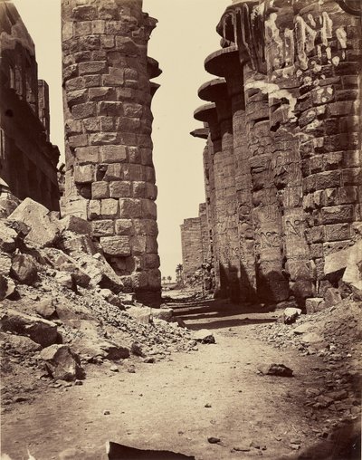 Centralna aleja sali hipostylowej, widok od wschodu (Karnak) - Teby autorstwa Félix Bonfils