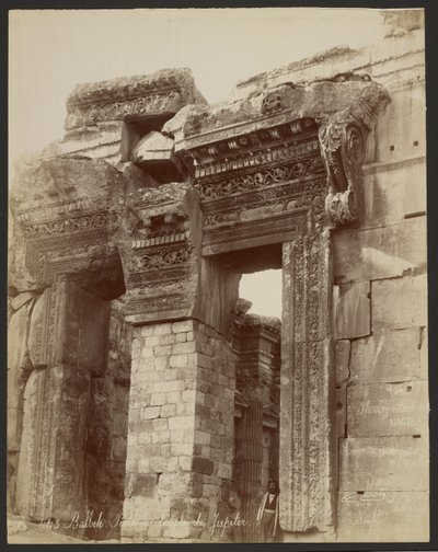 Baalbek, brama świątyni Jowisza autorstwa Félix Bonfils