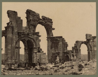 Wejście do Wielkiej Kolumnady, Palmyra, ok. 1875 (druk albumowy) autorstwa Félix Bonfils