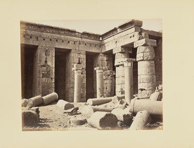 Medinet Habu, drugi dziedziniec, galeria Totmesa I (Egipt) autorstwa Félix Bonfils