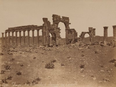 Palmyra: widok ogólny Łuku Triumfalnego i kolumnady autorstwa Félix Bonfils