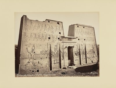 Pylon świątyni w Edfu (Egipt) autorstwa Félix Bonfils