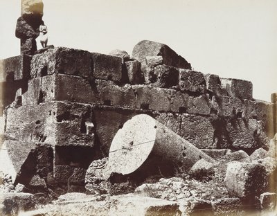 Ruiny kolumn świątyni Jowisza, w strefie archeologicznej Heliopolis lub Baalbek, starożytne miasto syryjskie, obecnie Liban autorstwa Félix Bonfils