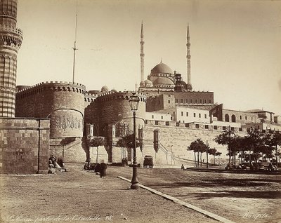 Brama Bab el-Azab Cytadeli, z meczetem Muhammada Alego w tle, w Kairze, Egipt autorstwa Félix Bonfils