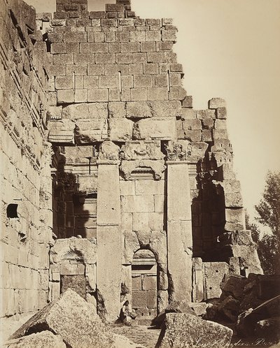 propylaea Świątyni Jowisza lub Świątyni Słońca, w strefie archeologicznej Heliopolis lub Baalbek, starożytne miasto syryjskie, obecnie Liban autorstwa Félix Bonfils