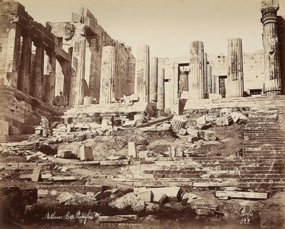 Propylae akropolu w Atenach autorstwa Félix Bonfils