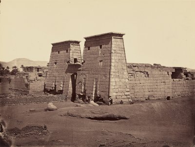 Widok ogólny świątyni Ramzesa III, Karnak, Teby autorstwa Félix Bonfils