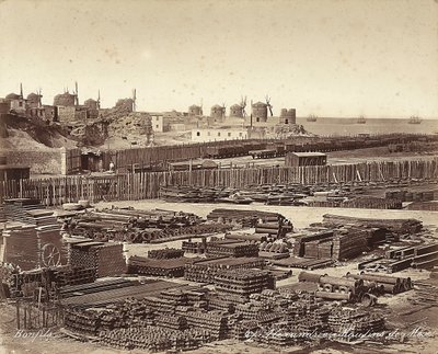 Plac materiałów budowlanych, wiatraki w tle, w Aleksandrii w Egipcie autorstwa Félix Bonfils