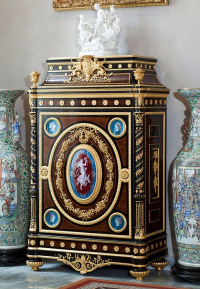 Mebel zdobi herb rodu Brignole Sale autorstwa ebenisty Guillaume Grohe (1808-1885) według rysunku Felixa Dubana (1798-1870). Mieszkania Marii Brignole Sale De Ferrari, księżnej Galliera (1811-1888), meble pochodzą z fr autorstwa Felix Louis Jacques Duban