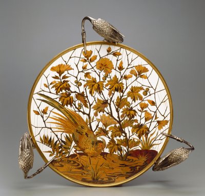 Coupe, ok. 1878 (mosiądz posrebrzany, intarsja z kości słoniowej, stopu miedzi i drewna) autorstwa Ferdinand Duvinage