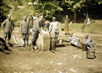 Grupa francuskich żołnierzy robiących pranie przy studni, Soissons, Aisne, 1917 (autochrome) autorstwa Fernand Cuville