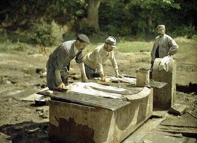 Trzech francuskich żołnierzy piorących przy studni, Soissons, Aisne, Francja, 1917 (autochrom) autorstwa Fernand Cuville