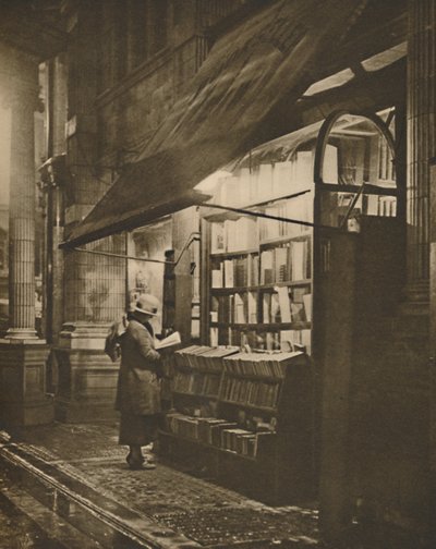 „Mokry zimowy wieczór i miłośnik książek w Bloomsbury”, c1935. autorstwa Fincham