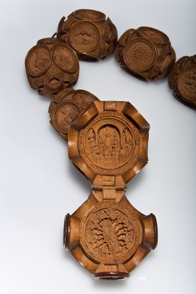 Różaniec Henryka VIII, fragment otwartego koralika Pater (bukszpan) autorstwa Flemish School