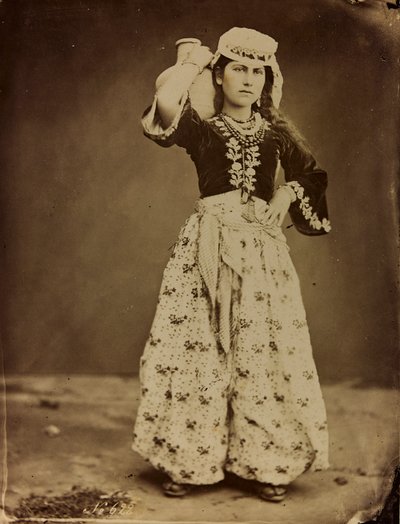 Album Damas et Baalbek: Młoda syryjska kobieta w tradycyjnych strojach autorstwa Félix Bonfils
