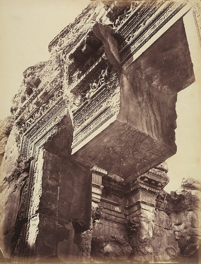 Szczegół wejścia do świątyni, w strefie archeologicznej Heliopolis lub Baalbek, starożytne miasto syryjskie, obecnie Liban autorstwa Félix Bonfils