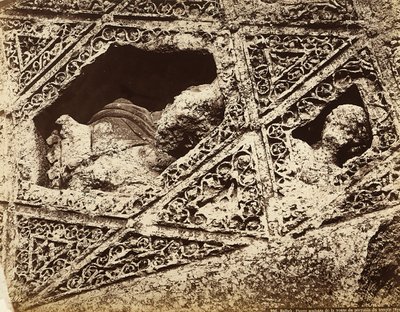Fragment dekoracji rzeźbiarskiej w świątyni, w strefie archeologicznej Heliopolis lub Baalbek, starożytne miasto syryjskie, obecnie Liban autorstwa Félix Bonfils