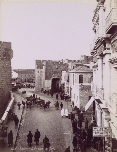 Wnętrze Bramy Jafy, ok. godz. 1870. autorstwa Félix Bonfils