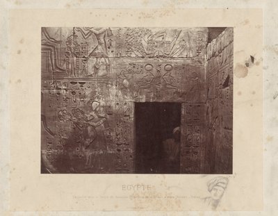 Mężczyzna w een deuropening w świątyni van Ramzesa III w Egipcie Rzeźby w Świątyni Ramzesa III, na tyłach II dziedzińca, po prawej (Karnak) - Teby (tytuł na obiekcie) Egipt (tytuł serii na obiekcie) autorstwa Félix Bonfils