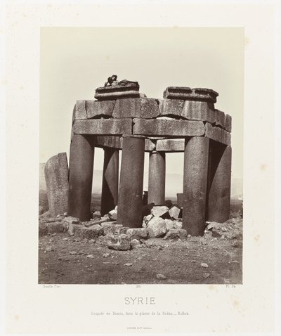 Man op autorstwa qubba van Dourisa, nabij Baalbek Syria. Kopuła Douris, na równinie Bekàa - Balbek (tytuł na obiekcie) Architektura starożytna: Egipt, Grecja, Azja Mniejsza: Album fotograficzny (tytuł serii) autorstwa Félix Bonfils