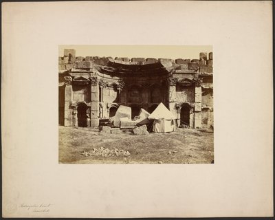 Dwór prostokątny, Baalbek autorstwa Félix Bonfils