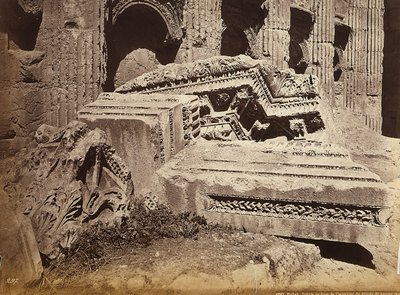 Ruiny fryzu ze Świątyni Jowisza lub Świątyni Słońca, w strefie archeologicznej Heliopolis lub Baalbek, starożytne miasto syryjskie, obecnie Liban autorstwa Félix Bonfils