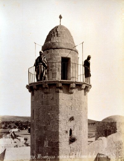 Dwóch muezinów wzywa wiernych do modlitwy ze szczytu minaretu autorstwa Félix Bonfils