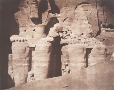 Abo-Sembil, Grand Spéos, Kolosalne posągi widziane z dolnej części, 1851-52. autorstwa Félix Teynard