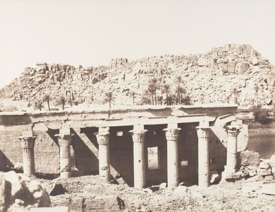Wyspa Fileh Philæ, Kolumnada Zachodnia - Ruiny widziane z punktu L, 1851-52, wydrukowane w latach 1853-54. autorstwa Félix Teynard
