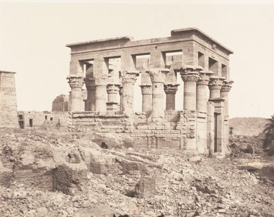 Fileh Philae Island, blok wschodni - widok z boku z punktu D, 1851-52, wydrukowany w latach 1853-54. autorstwa Félix Teynard
