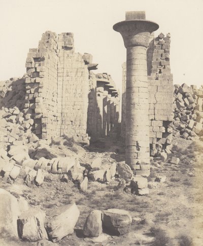 Teby Karnackie, Dziedziniec Pałacu - Widok z punktu I, 1851-52, druk 1853-54. autorstwa Félix Teynard