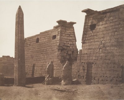 Teby Luksorskie, Wcześniejsza budowa - Colossi Pylon i Obelisk, 1851-52. autorstwa Félix Teynard