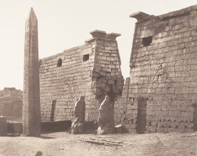 Louksor Teby, Przednia konstrukcja - Pylon, Kolosy i Obelisk, 1851-52, druk 1853-54. autorstwa Félix Teynard