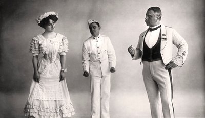 Florence Jameson, Reginald Switz i Alfred Clarke w scenie z filmu Błękitny księżyc z XX wieku. autorstwa Foulsham and Banfield