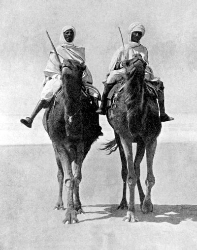 Dwóch Arabów na wielbłądach na Saharze, Afryka, 1936. autorstwa Fox Photos