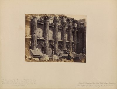 Baalbek - Północna ściana wnętrza świątyni Jowisza, ukazująca żłobkowane kolumny autorstwa Francis Bedford