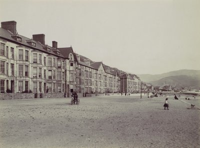 Barmouth. Taras morski i esplanada, lata 70. XIX wieku. autorstwa Francis Bedford