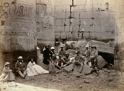 Fotografia grupowa w Sali Kolumnowej, Karnak, Teby, 1862 autorstwa Francis Bedford