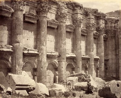 Północna ściana wnętrza świątyni Jowisza, ukazująca żłobkowane kolumny, Baalbek autorstwa Francis Bedford
