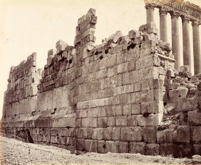 Zachodni koniec zewnętrznej ściany Świątyni Słońca, Baalbek autorstwa Francis Bedford
