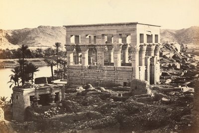 „Egipt i Palestyna”: pawilon Trajana w monumentalnym kompleksie Philae, wyspa Agilkia, okolice Assuanu, Egipt autorstwa Francis Frith