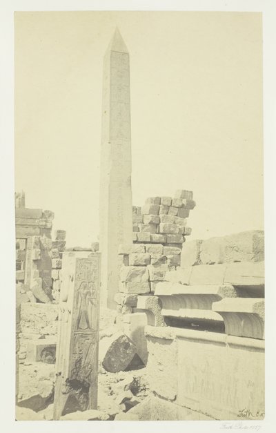 Obelisk i granitowa kolumna lotosu, Karnac, 1857. autorstwa Francis Frith