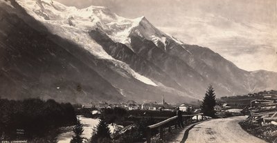 Panoramiczny widok na Chamonix-Mont Blanc we Francji autorstwa Francis Frith