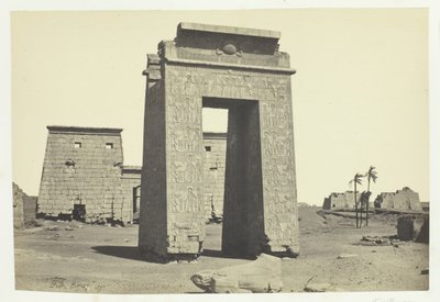 Rzeźbiona brama, Karnac, 1857. autorstwa Francis Frith