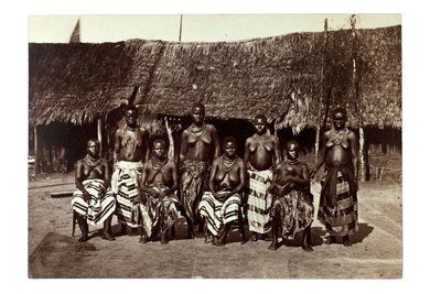 Żony króla Jerzego, Opobo, niedaleko Calabar, Nigeria, ok. 1870 (druk albumowy) autorstwa Francis W. Joaque