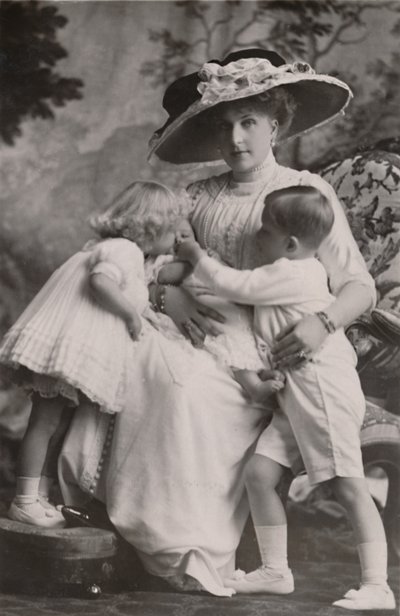 „Królowa Wiktoria Hiszpańska z księciem Alfonsem, księżniczką Marią Christiną i księżniczką Beatrice, 1911. autorstwa Frank Arthur Swaine