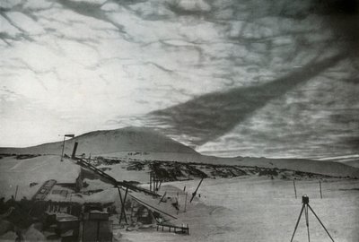 Cień góry Erebus na chmurach, wrzesień 1911, 1913 autorstwa Frank Debenham