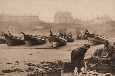 Kobiety ładujące ryby do koszy z łodzi rybackich, port Whitby autorstwa Frank Meadow Sutcliffe