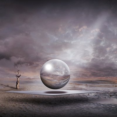 Surrealistyczna kula na pustyni autorstwa Franziskus Pfleghart